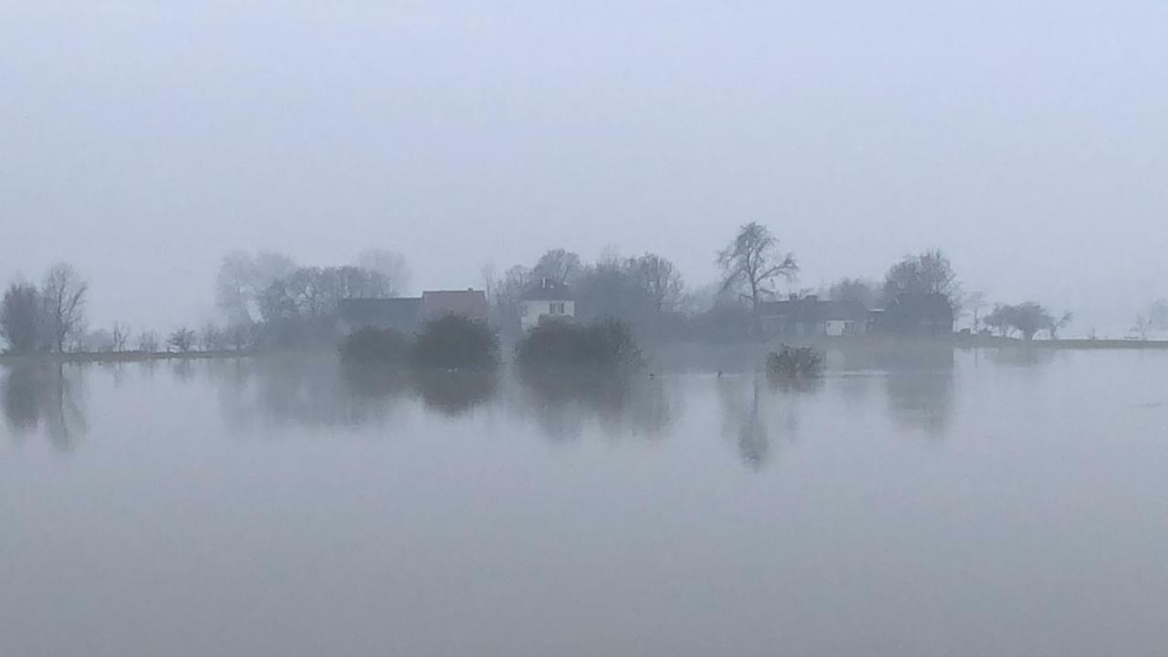 Unique Place On The River Waal Heerewaarden Exterior photo